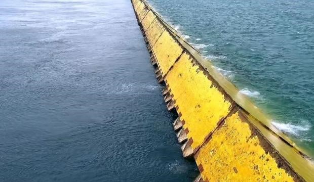 一張含有 水, 戶外, 海洋, 黃色 的圖片自動產生的描述